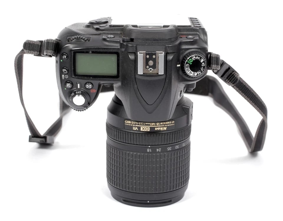 Nikon D90 DSLR with Nikkor 18-140mm F3.5-5.6 VR lens +4GB card+